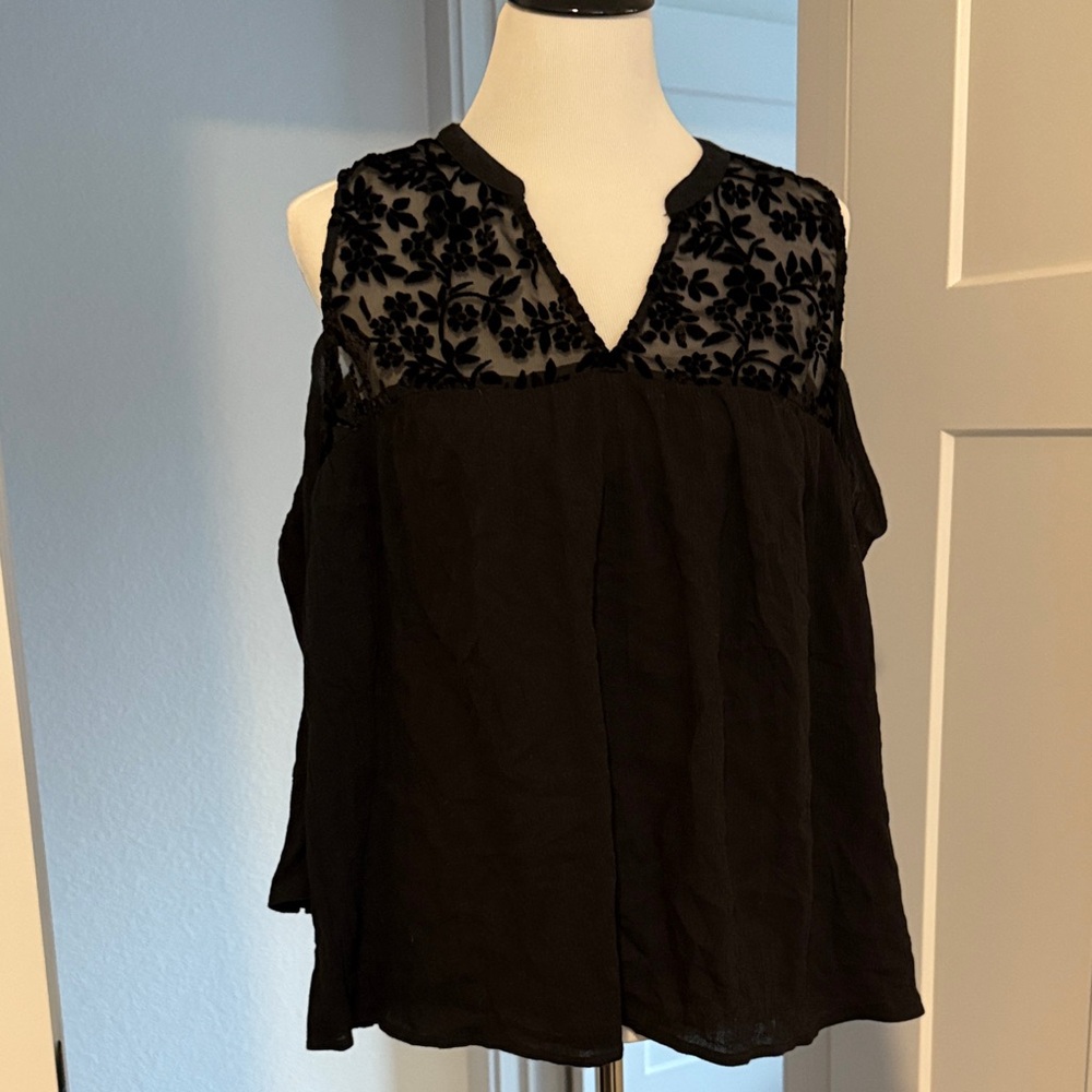 True Craft Black Sleeveless Floral Blouse